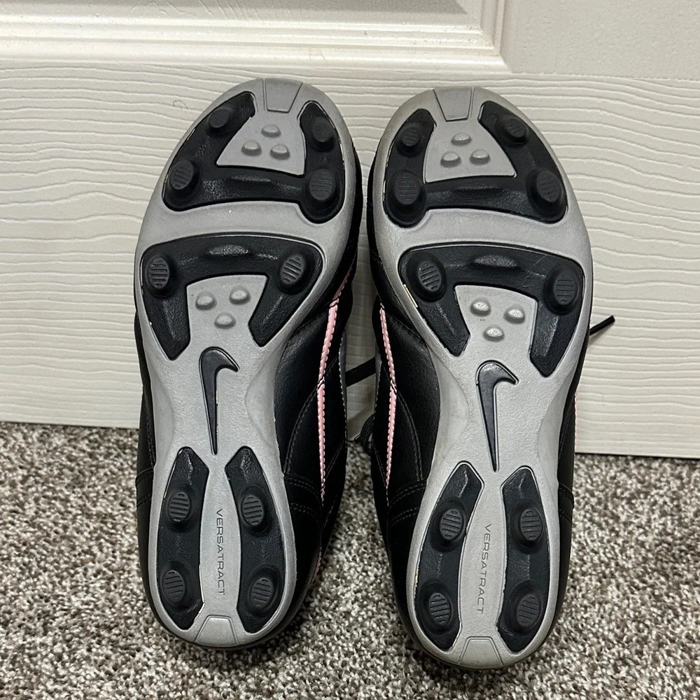 Nike Noventa Kids Black Sneakers with Pink Accents 3Y